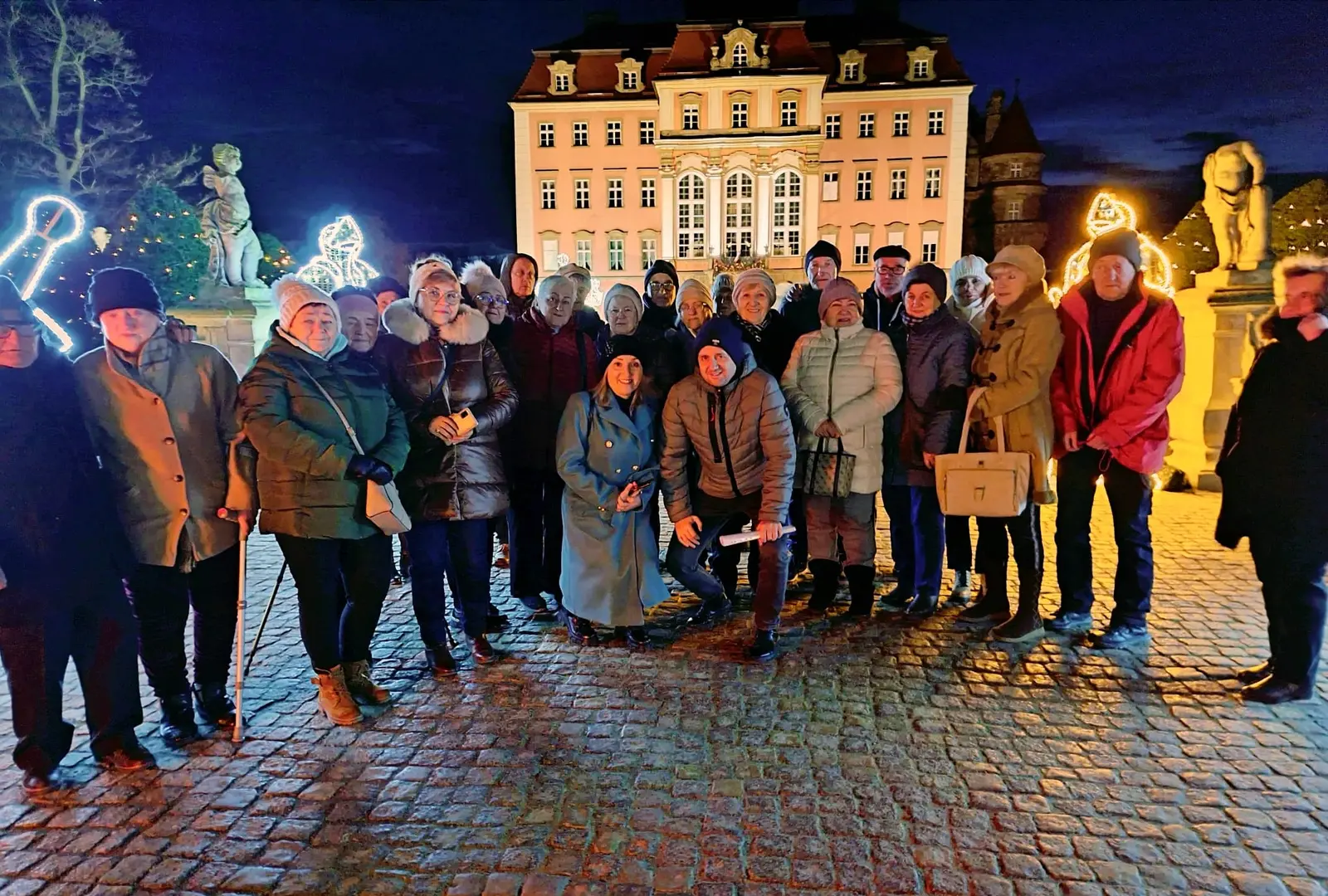 Grupa seniorów podczas wyjazdu integracyjnego
